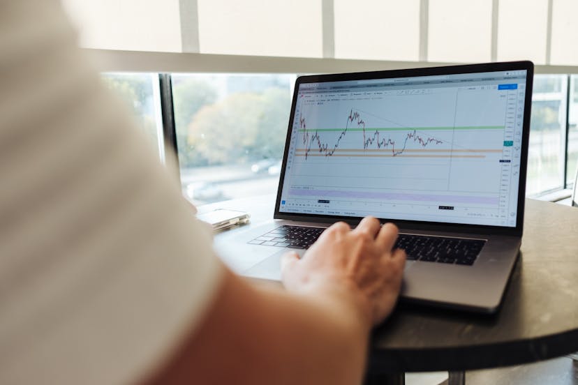 Day Trading vs Swing Trading: Choosing the Right Strategy for You